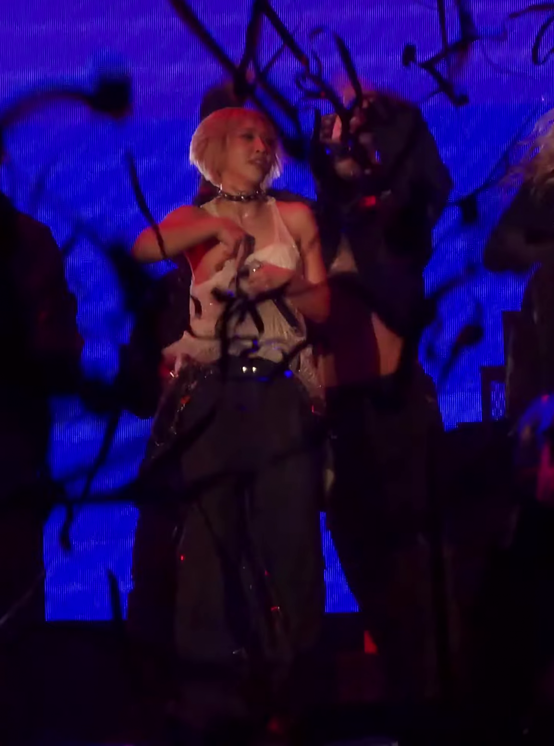 lsnkaKk5 Kpop Nip slip on stage 08.png